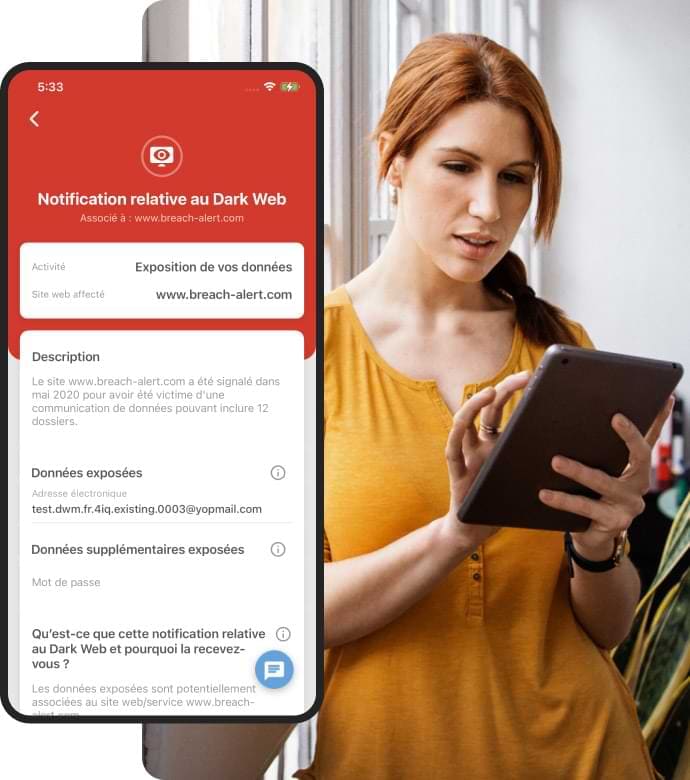 Femme tenant une tablette avec un gros plan de l'écran